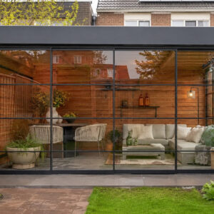 Glazen schuifwand met steellook